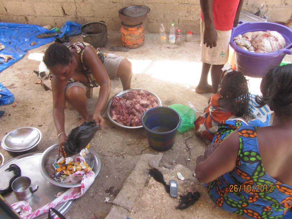 Les femmes travaillent en coulisse et préparent sauces et condiments