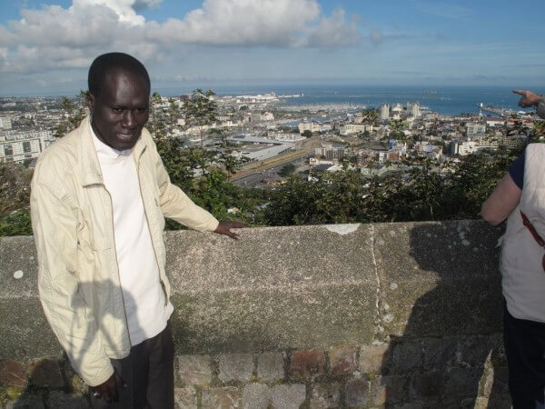 Abdou  regarde Cherbourg-Octeville depuis la montagne du Roule
