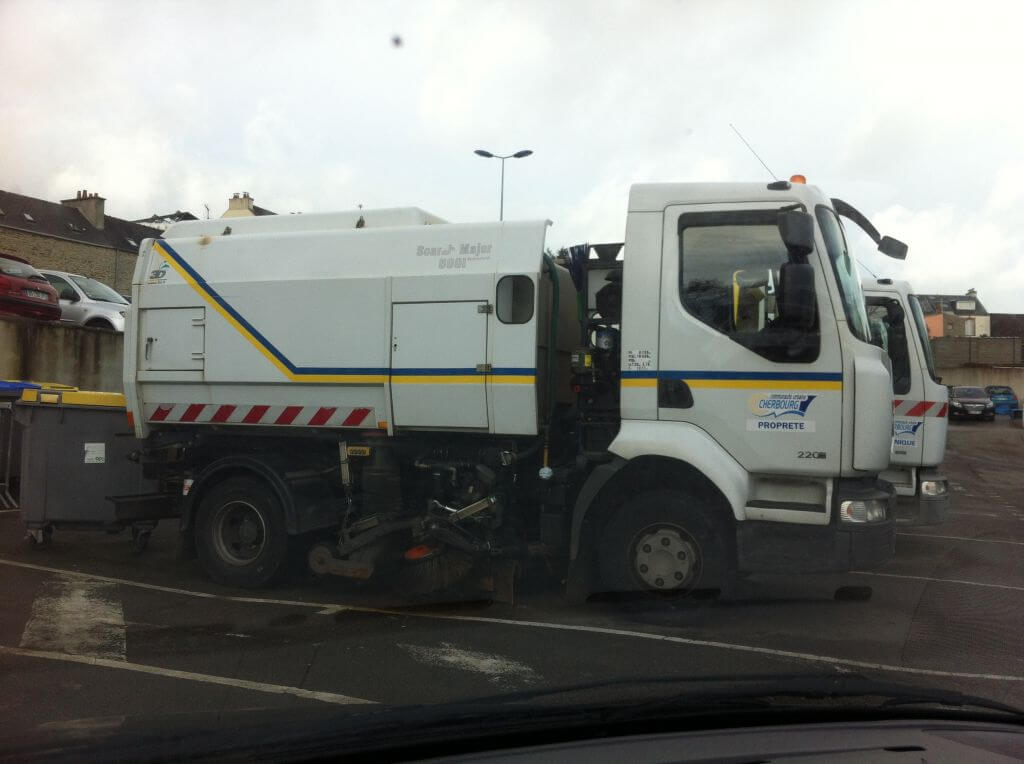 Les camions spécialisés dans la collecte des ordures ménagères de la communauté urbaine de Cherbourg au dépôt.