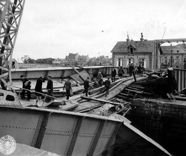 Le pont tournant  De Cherbourg  au moment du débarquement