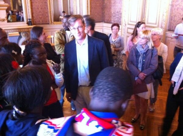 Le maire Jean-Michel Houllegatte avec les ados de Coubalan.