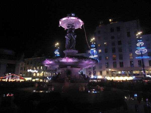 La fontaine avant son embrassement  place de Gaulle à Cherbourg