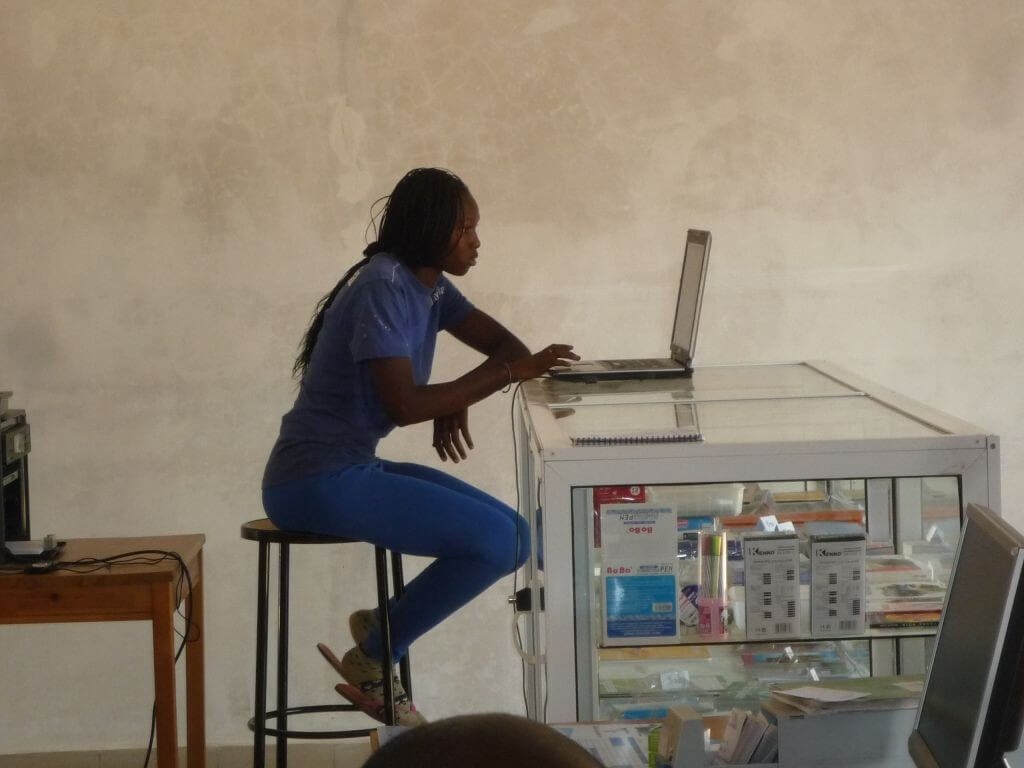 Chantal Mariama Mané, lycéenne de Seconde, aide au fonctionement de la bouthèque et se forme à internet pour le blog