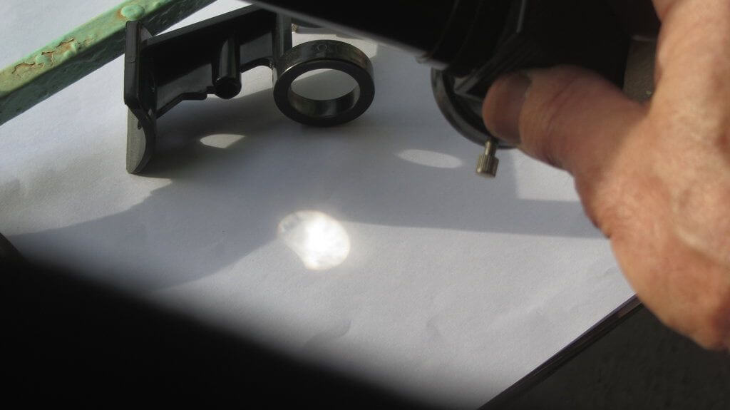 L'éclipse était projetée sur une feuille de papier.