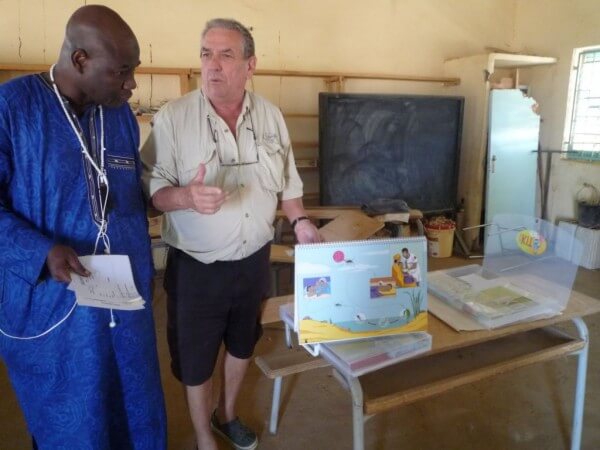  Docteur Hervé et le directeur adjoint de Somone 2 Sibiry Ibrahima Diarra, avec le kit Sanofi.