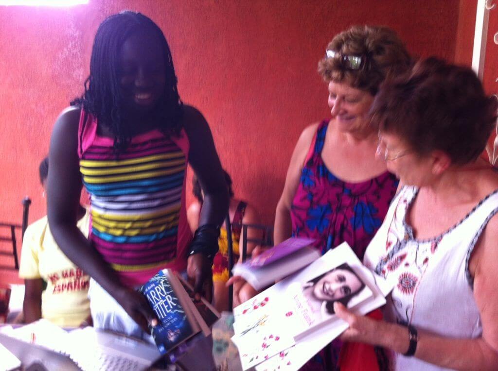 Martine et Anna remettent son prix à Ndeye Mane Fall.