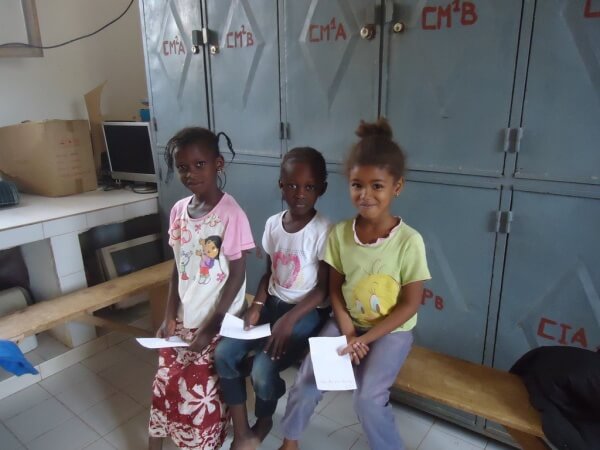 Petites filles attendant la consultation avec le docteur