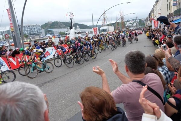 Le passage du peloton du Tour de France au cœur de Cherbourg dimanche.